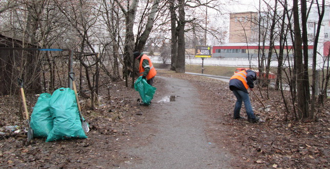 Працівники КП УЗН продовжують боротися за чисті зелені зони (фото)