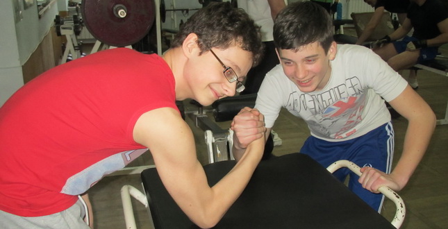 В Святошині пройшли змагання з армреслінгу «Здорова дитина – майбутнє країни» (фото)