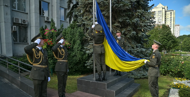 З нагоди Дня Української Державності у Святошинському районі було урочисто піднято Державний Прапор України (фото)
