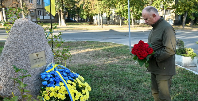 У переддень відзначення Дня захисників і захисниць України керівництво району вшанувало пам'ять героїв (фото)